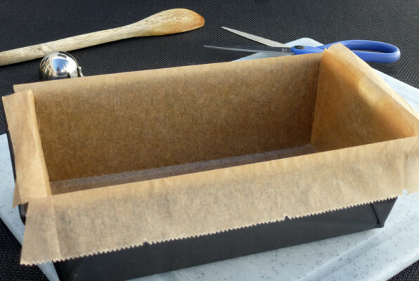 DIY chemiser un moule à cake avec du papier