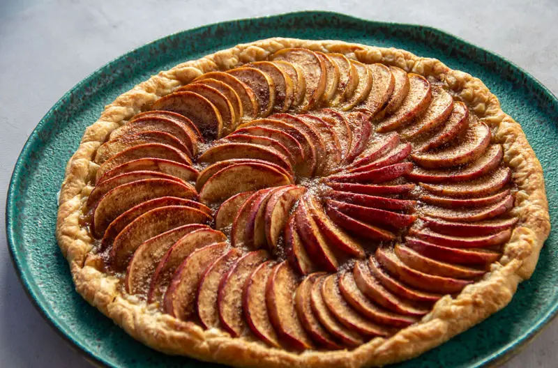 Fine tarte aux pommes à la cannelle sur un plat