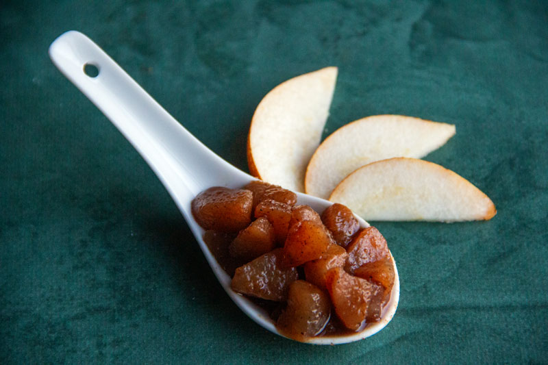 Cuillère de compote de poires aux 2 épices