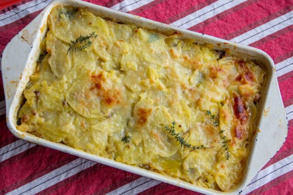 Gratin de pommes de terre et viande dans le plat