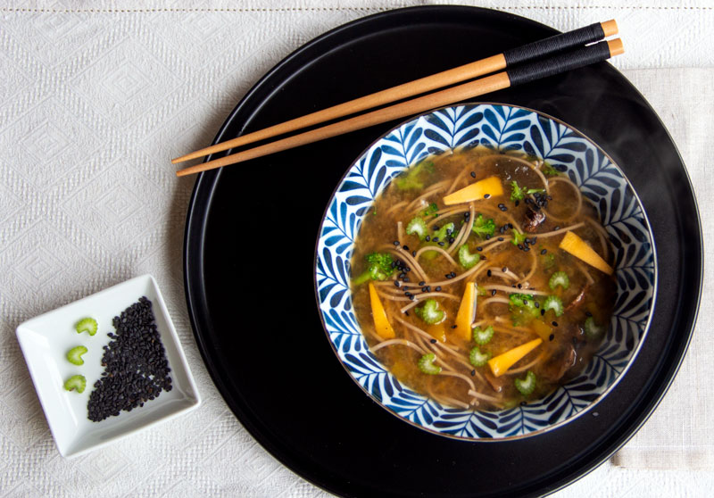 Bouillon de légumes et nouilles au Miso dans le bol