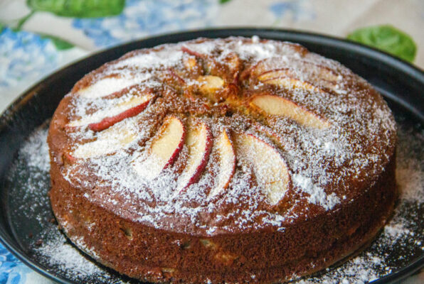Gâteau aux pommes prêt à être mangé sur plat de cuisson