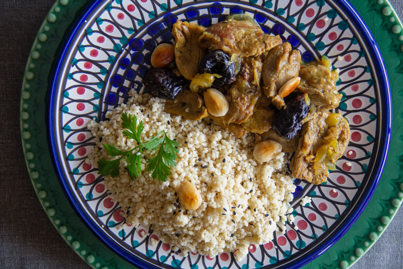 Assiette d'agneau aux pruneaux, amandes et épices