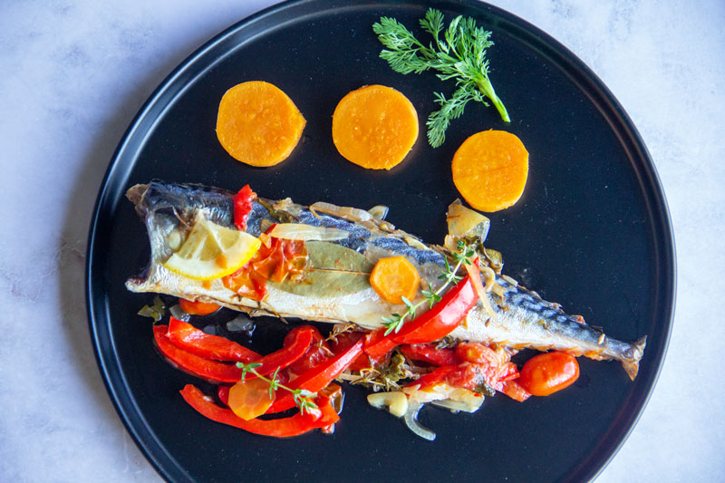 Assiette de maquereau frais en escabèche aux aromates