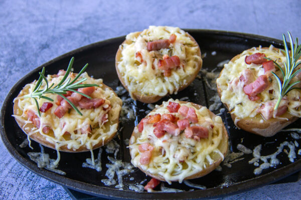 Plat de pommes de terre gratinées au fromage avec des lardons fumés