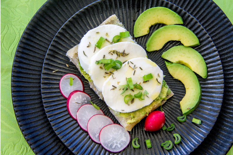 Tartine mozzarelle et avocat sur assiette