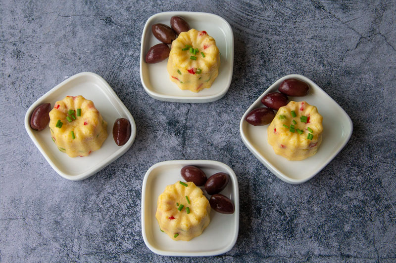 Cannelés moelleux de polenta aux poivrons