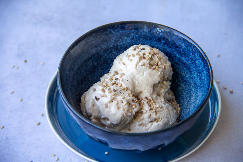 Coupe bleue de glace au sésame