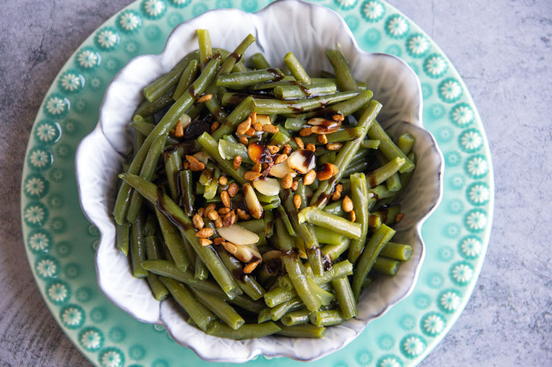 Haricots verts, graines rôties et crème de balsamique.