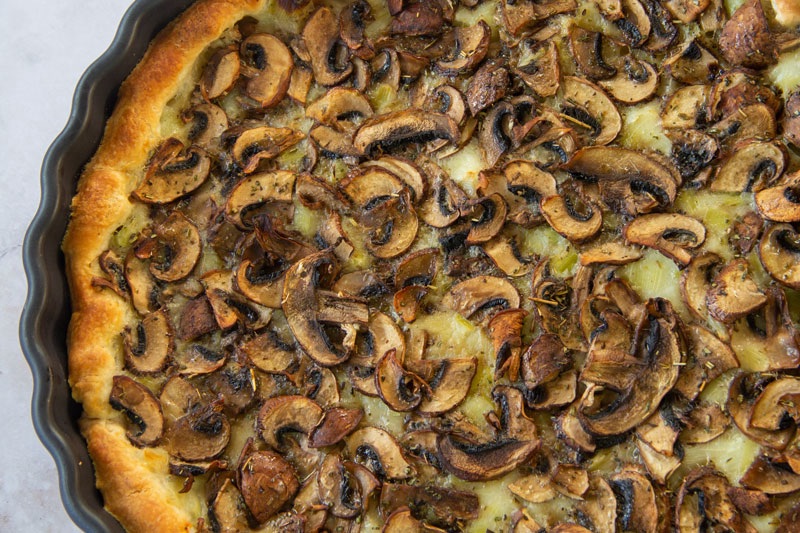 Demi tarte feuilletée aux champignons Cremini dans son plat
