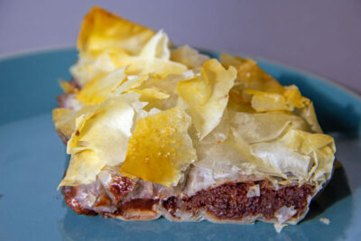 Part de feuilleté aux poires, aux amandes et au cacao