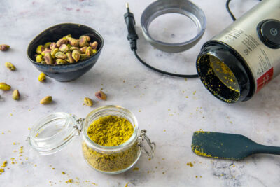pistaches entières et moulues avec un moulin à café