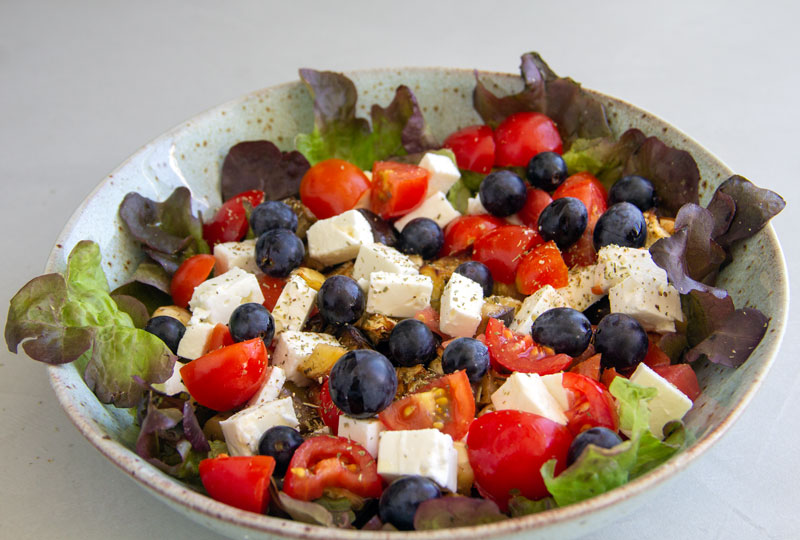 Salade d’aubergine, fêta et raisins noirs