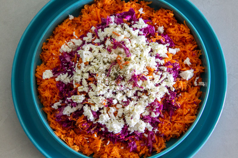 Carottes, chou rouge et feta en salade, vue de dessus