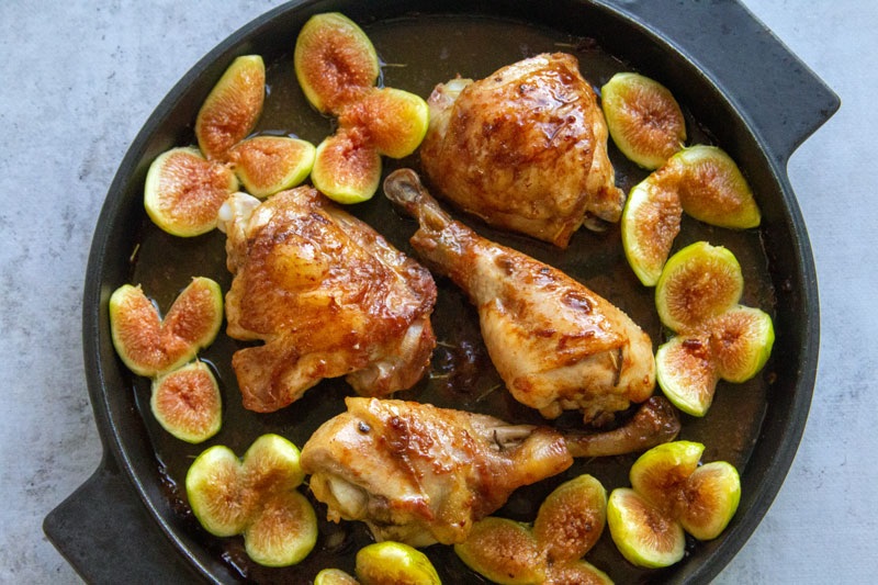 Plat de de poulet rôties au verjus avec des figues fraîches