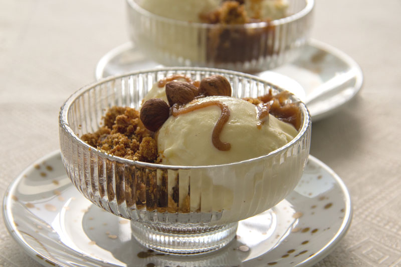 Coupes de glace à la vanille, et au crumble, en contre-jour