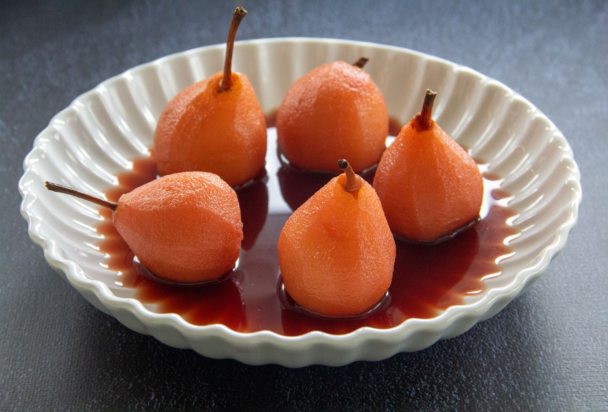 Poires pochées au sirop d'hibiscus