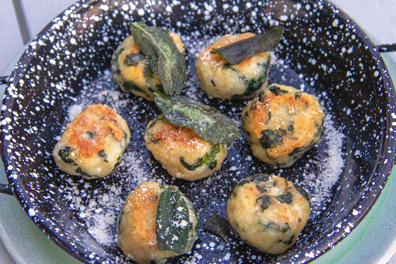 Boulettes de gnocchi aux épinards et beurre de sauge