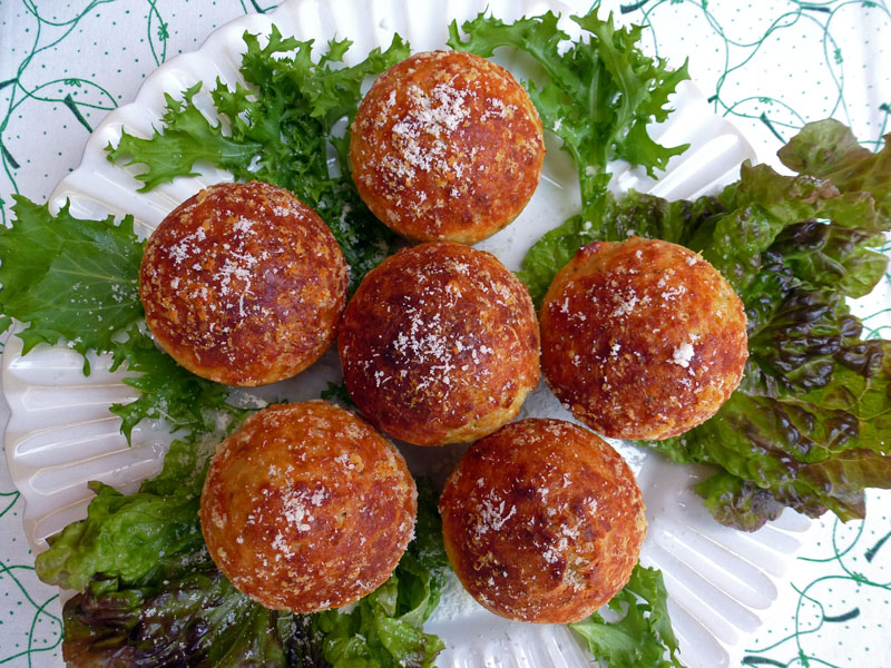 Muffins salés aux fromages sur assiette blanche