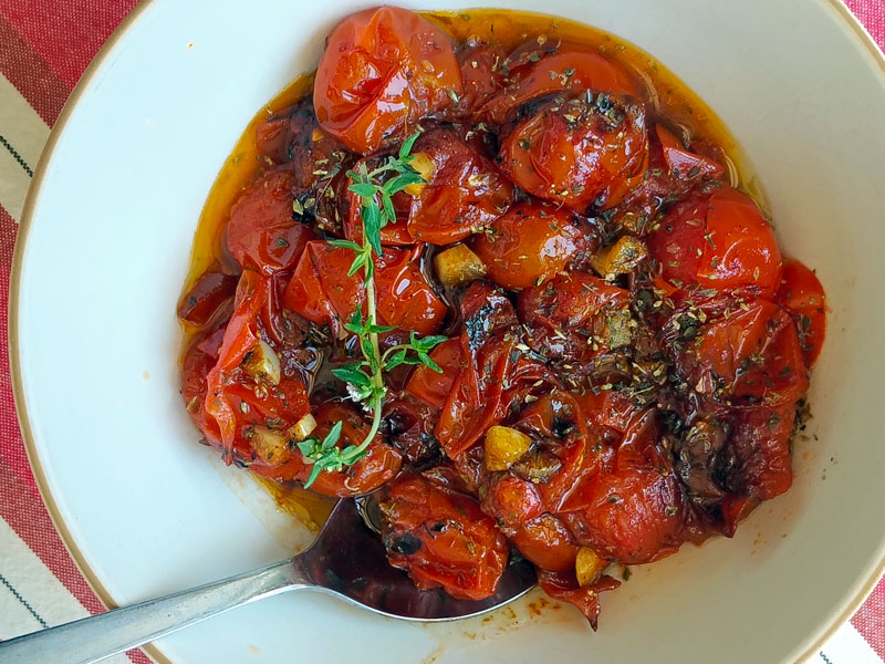 Tomates cerises confites dans une coupelle
