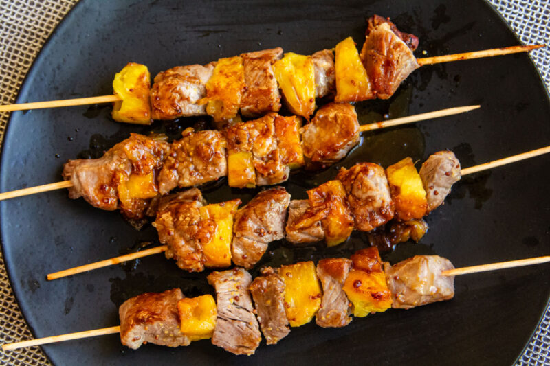 Brochettes de filet mignon et ananas