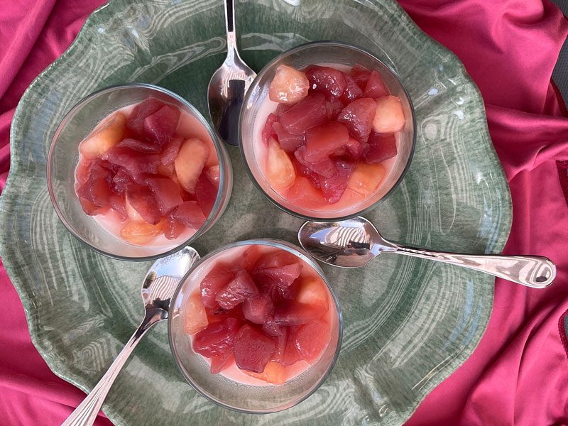 3 coupes de panna cotta au coco et aux pêches