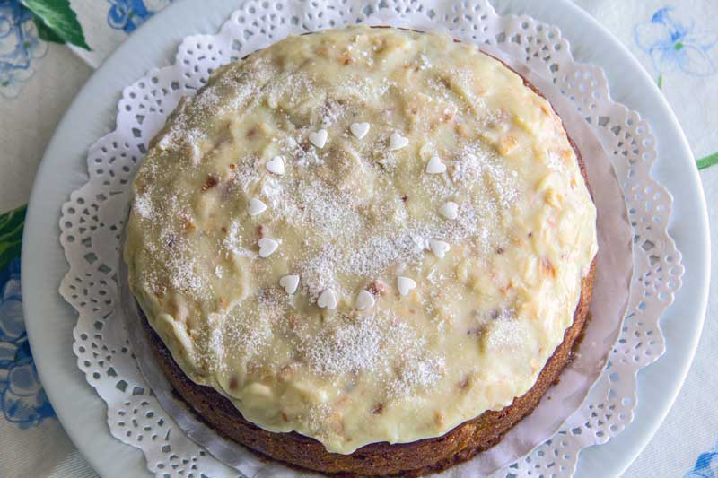 gâteau carrot cake avec glaçage au chocolat blanc
