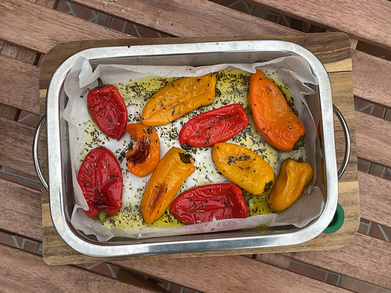 Mini poivrons tricolores confits au four dans leur plat
