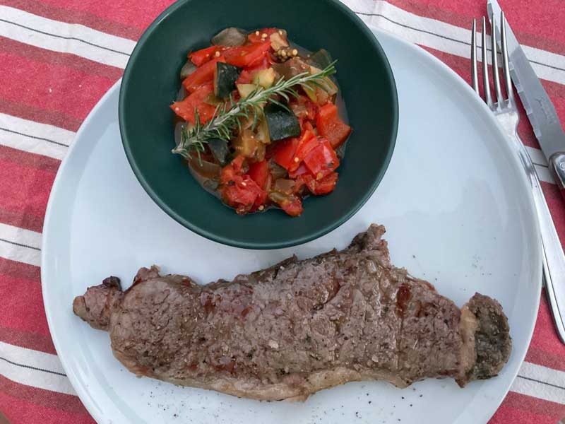 Steaks au BBQ et légumes du soleil